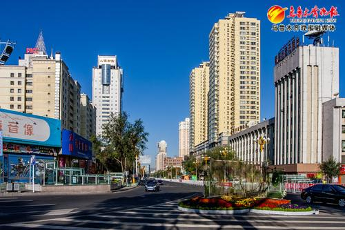 　　2009年9月，摄影家李向东从北门街心花园拍摄乌鲁木齐市光明路街景。受访者供图