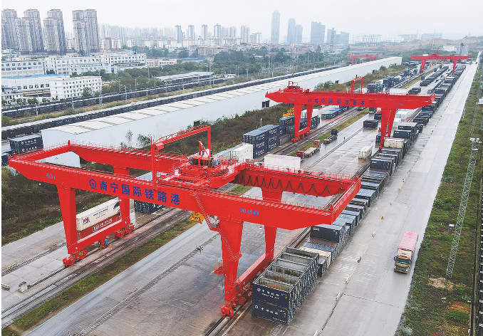 在南宁国际铁路港，吊装作业有条不紊地开展中。 本报记者叶子榕 摄