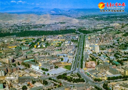 　　1985年国庆前，摄影家宋士敬从北门上空航拍的乌鲁木齐市光明路至西大桥一带街景。受访者供图