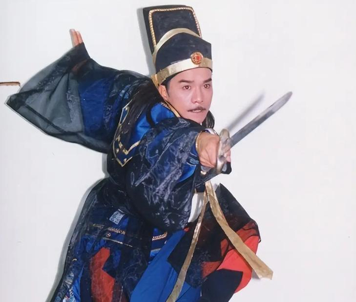 太惨了!65岁“一代大侠”张振寰于家中去世,散发臭味后才被发现__财经头条__新浪财经
