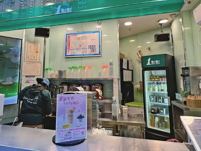 1点点门店员正在制作饮品