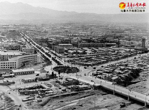 　　1964年，摄影家宋士敬从河滩路上空航拍的乌鲁木齐市西大桥至光明路、新华北路一带街景。受访者供图