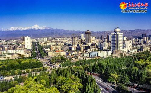 　　1991年9月，摄影家李向东从友好路新疆文联大厦鸟瞰拍摄的乌鲁木齐市西大桥及光明路一带街景。受访者供图