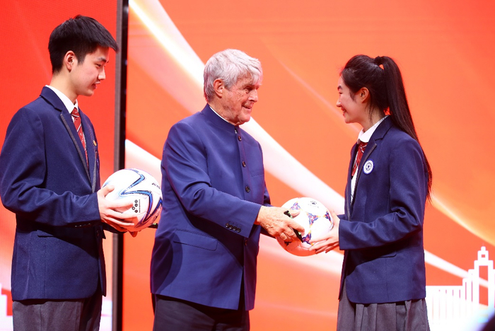 米卢蒂诺维奇向西安交大附中赠送签名足球。
