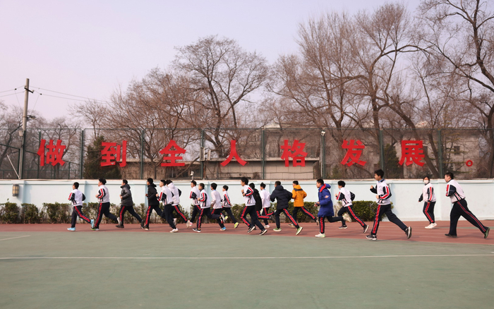 3月10日上午，东直门中学操场，初二男生体育课上，学生热身跑。新京报记者 李木易 摄