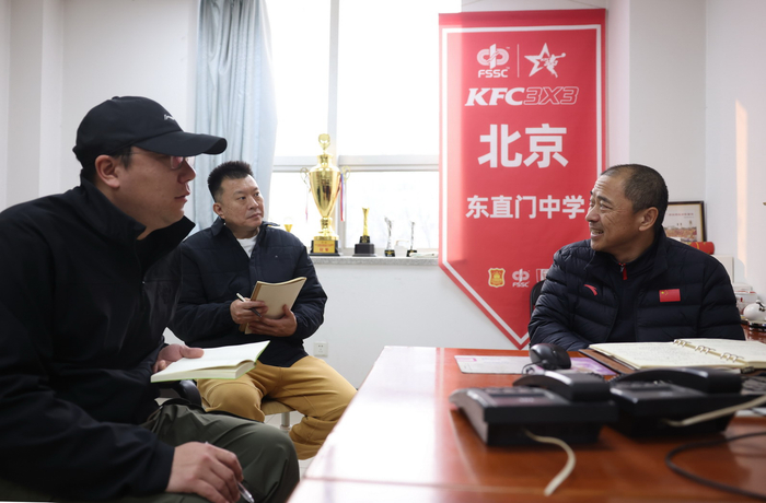 3月10日一早，东直门中学体育中心主任吴晓峰（右一）在和体育老师一起备课。新京报记者 李木易 摄