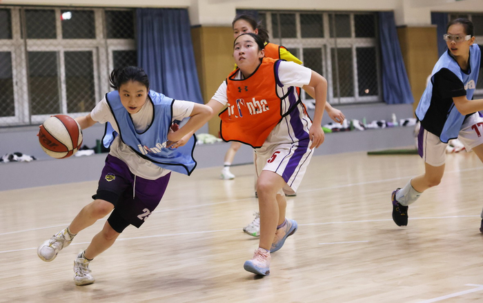 3月10日晚，东直门中学篮球馆，学校女篮队员在打对抗赛。新京报记者 李木易 摄