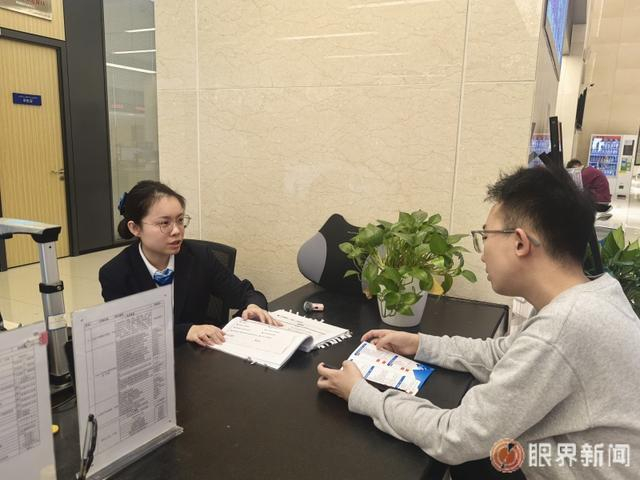 3月18日，市民正在市政务服务中心三楼“高效办成一件事”综合窗口办理业务。记者王媛媛摄