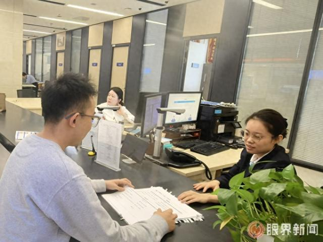 3月18日，市民正在市政务服务中心三楼“高效办成一件事”综合窗口办理业务。记者王媛媛摄