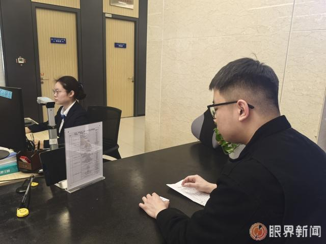 3月18日，市民正在市政务服务中心三楼“高效办成一件事”综合窗口办理业务。记者王媛媛摄