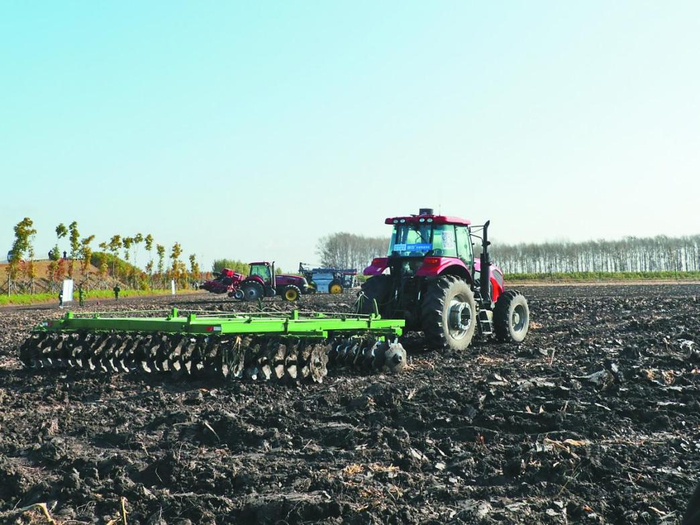 无人驾驶拖拉机演示耙地作业。图片来源：黑龙江日报