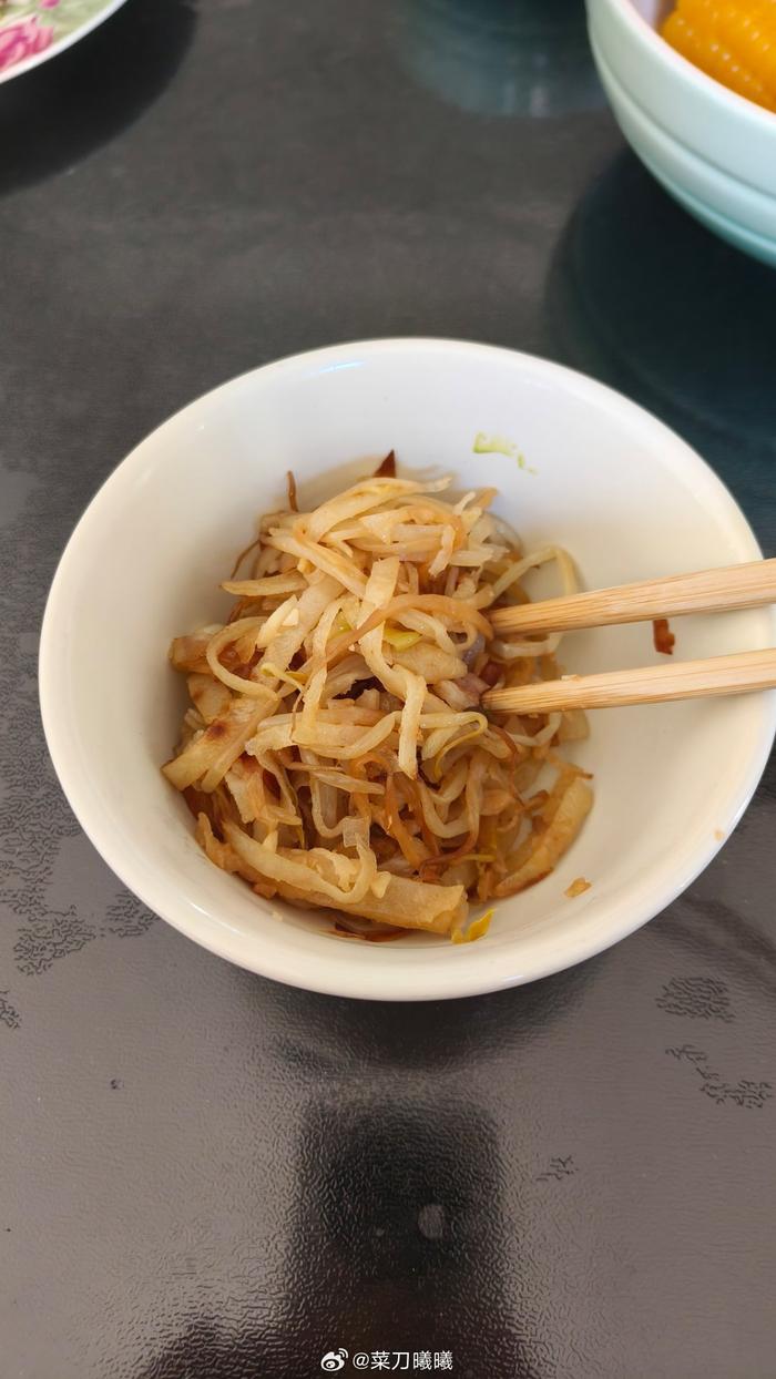 早上我喝了牛奶，吃了一个鸡蛋，然后婆婆觉得我想减肥，晚上都不好好吃饭…