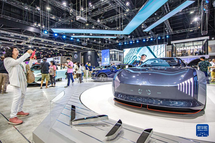 观众在曼谷举行的泰国国际车展上拍摄长安VIIA汽车。 图源：新华社