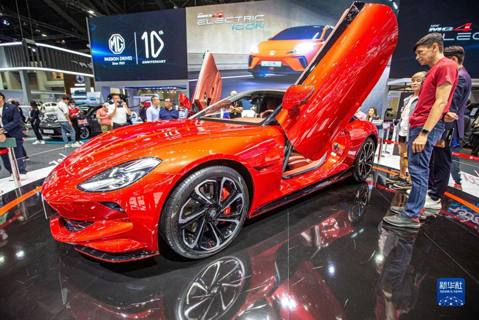 观众在曼谷举行的泰国国际车展上参观名爵汽车。 图源：新华社