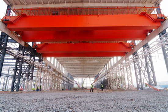 东风汽车一体化压铸产业化项目建设钢结构吊装进度突破90%，地面碎石层施工完成80%