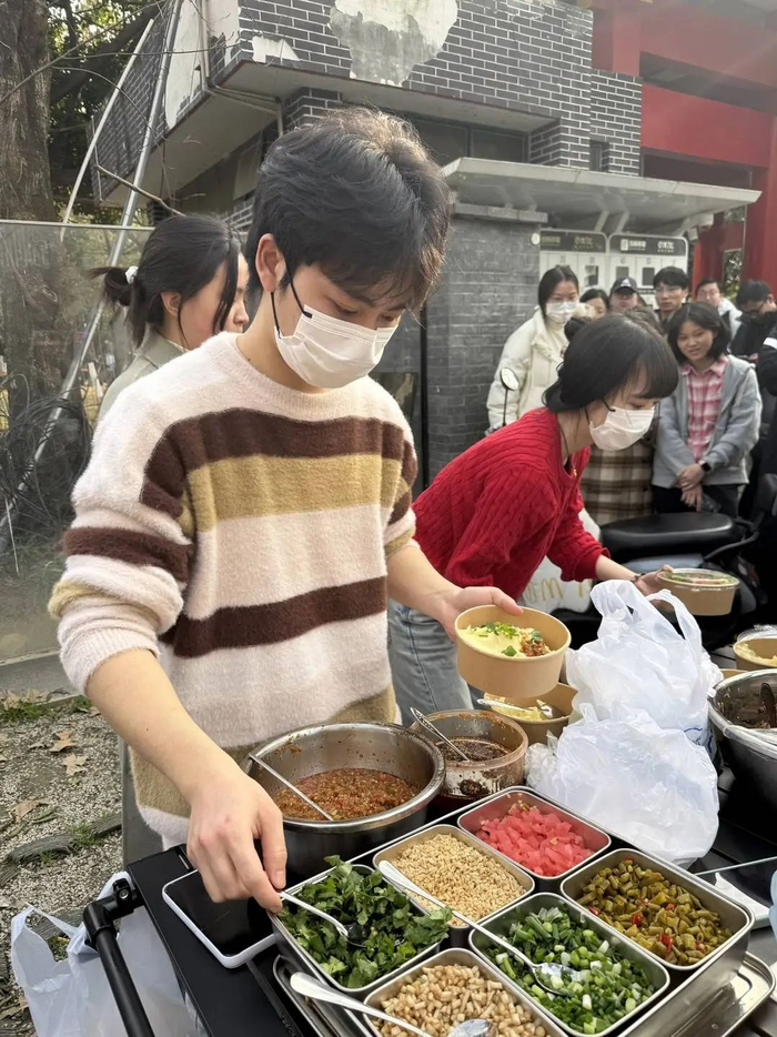 费宇在摊位上制作土豆泥