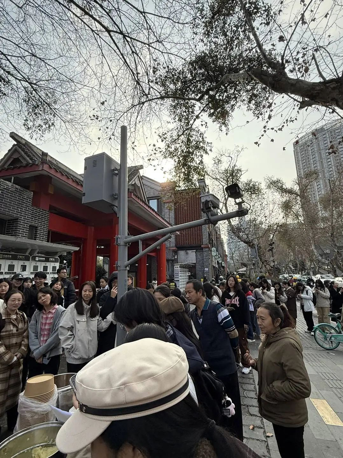 费宇的摊位前排起了长队