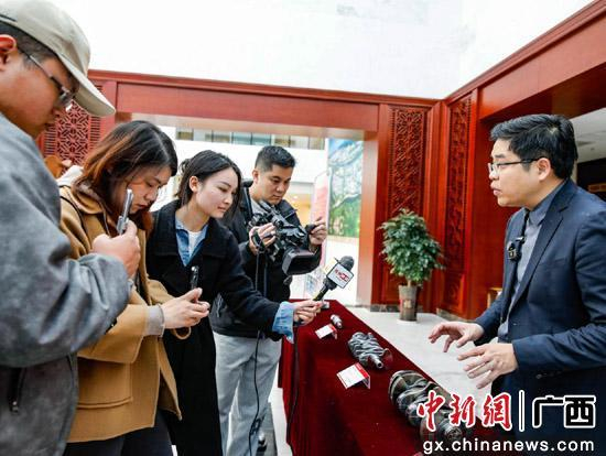 桂林福达股份有限公司负责人向媒体介绍新能源电驱高精密齿轮产品。杨宗盛 摄