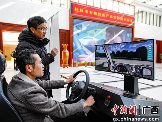 “专精特新”中小企业在指导智慧蜴学车Vr模拟器自动驾培。杨宗盛 摄