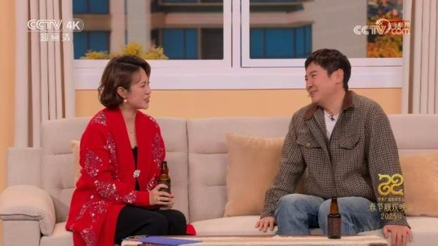 沈腾马丽亮相2025蛇年春晚。央视新闻截图