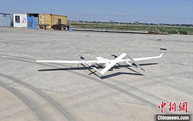 单兵垂直起降固定翼无人机专用于“输电通道快速化巡视”。黄蓉 摄