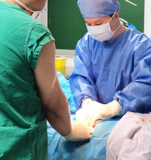 患者正在接受盐酸纳曲酮植入术。通讯员供图