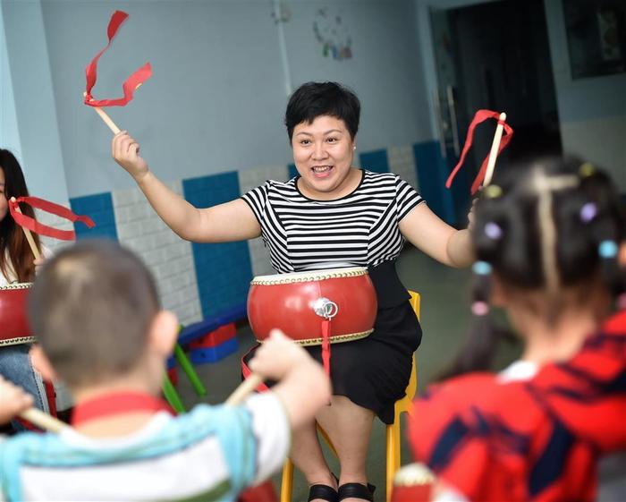 “曾咬毛巾痛哭”的她，十年逆袭捧回国家级社工荣誉