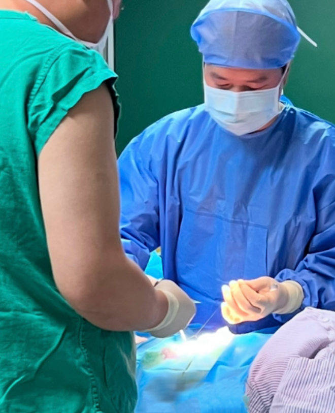 患者正在接受盐酸纳曲酮植入术。通讯员供图