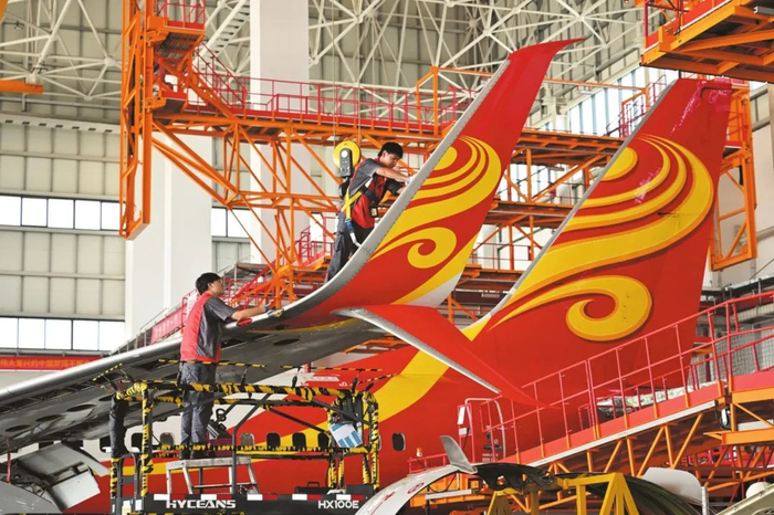2024年，海口创新航空器维修免关税模式，保税维修货值突破200亿元、增长超5倍。杨鹤 摄