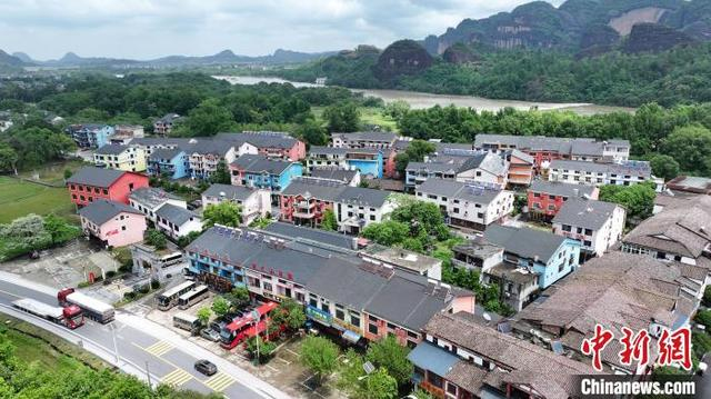 龙虎山景区龙虎山镇口上舒家村的乡村民宿群。 舒鹏 摄