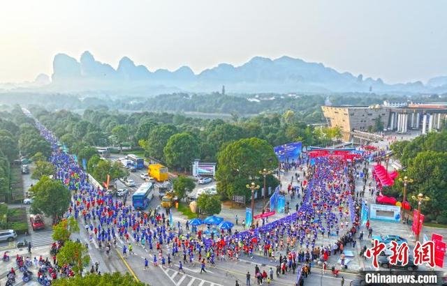 图为龙虎山景区举办的马拉松大赛。 刘志琨 摄