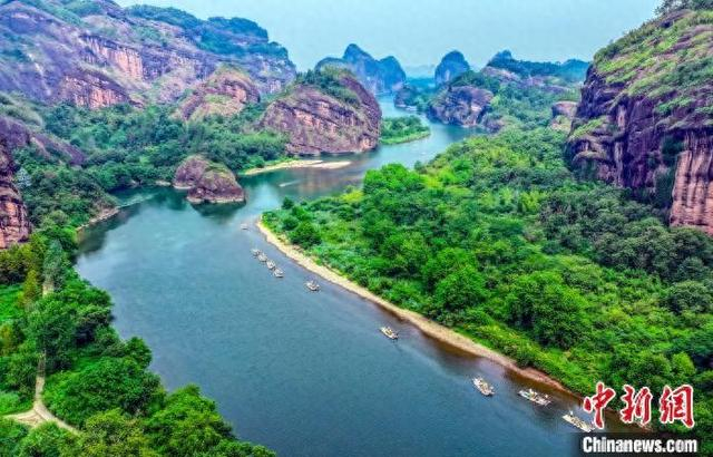 风光秀丽的龙虎山景区。 赖强平 摄