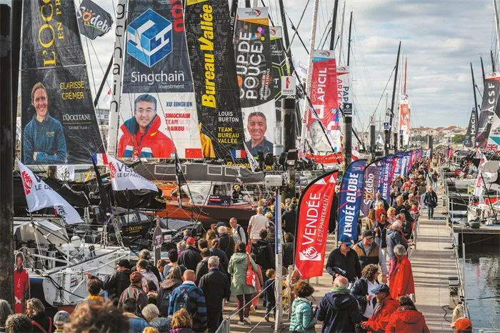 在2024—2025年旺代环球帆船赛的赛事村，“海口号”赛船吸引了许多民众与媒体的关注。（主办方供图）