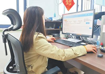 安徽雷鼎电子科技有限公司员工查询“创新积分贷”相关政策。本报记者 李俊杰摄