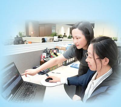 苏州高新区科技创新局工作人员指导企业申请“创新积分贷”。杨炎橙摄