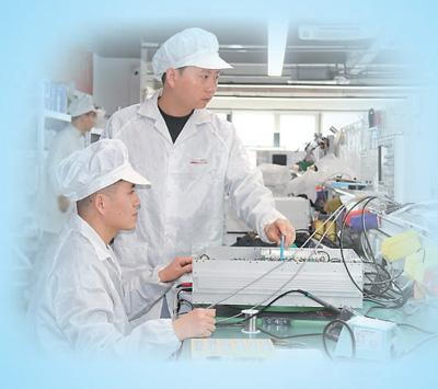 西安安泰电子科技有限公司技术人员调试设备。本报记者 高 炳摄