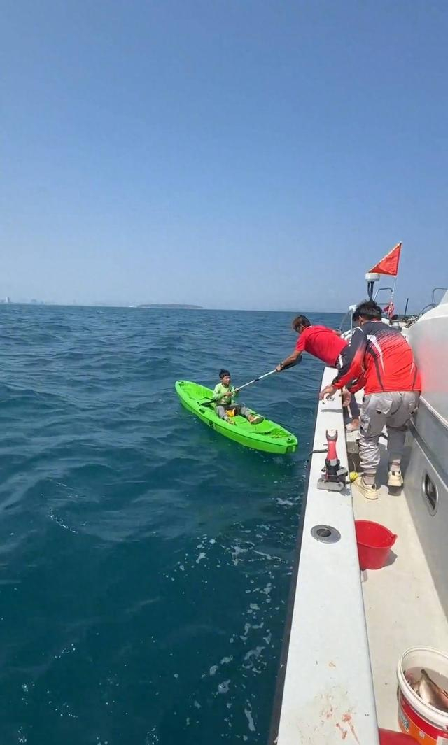 小孩被网友救上船（网络截图）