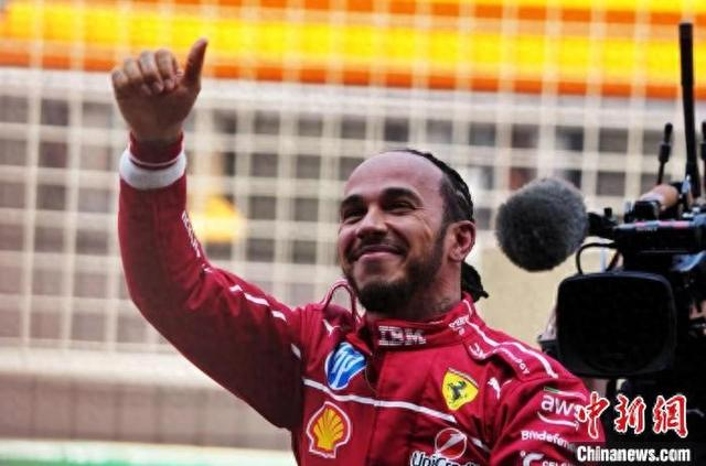 3月22日，法拉利车队车手刘易斯·汉密尔顿夺得F1中国大奖赛冲刺赛冠军后，向观众致意。中新社记者 张亨伟 摄