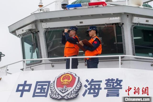 图为海警执法员在进行海况观察记录。余海洋 摄