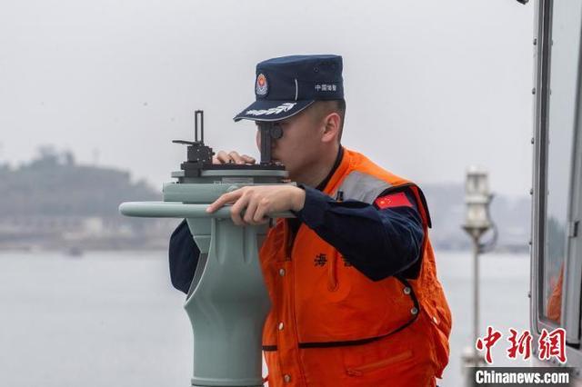 图为海警执法员在进行陆标定位。余海洋 摄