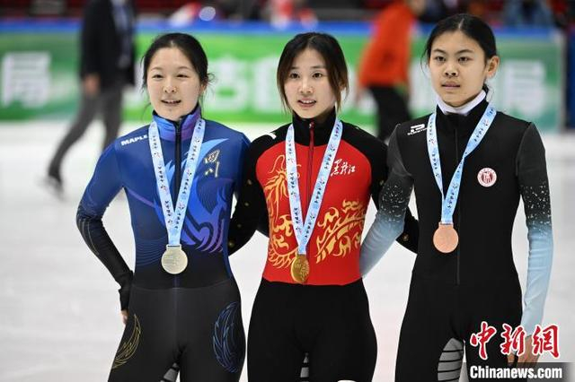 3月22日，在冠军赛女子1000米决赛中，来自黑龙江队的选手杨婧茹夺冠。中新社记者 刘文华 摄