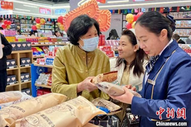 消费者现场选购商品。徐英凡摄