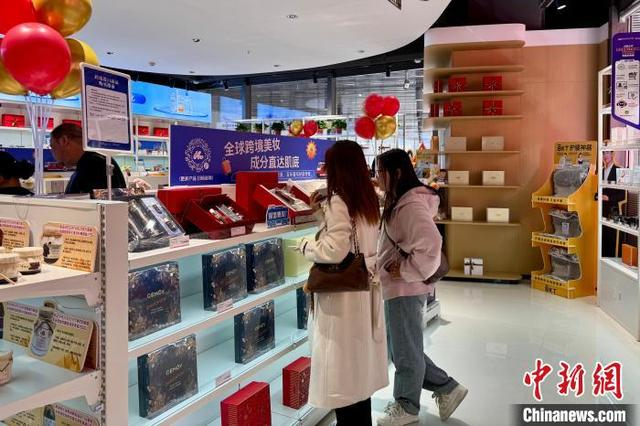 消费者现场选购商品。中新网记者 李佩珊 摄