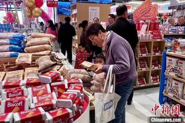 消费者现场选购商品。徐英凡摄