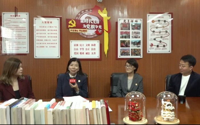 访谈环节，北京市财会学校党总支副书记、校长廖爽（左二）介绍今年招生新政策。 视频直播截图