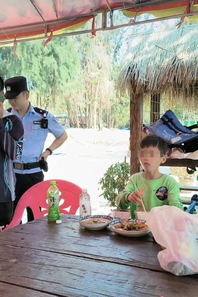 小孩在民警陪伴下吃饭补充体力（网络截图）
