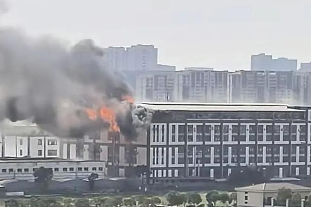 明火首先从单位一侧窗口窜出。网友供图 