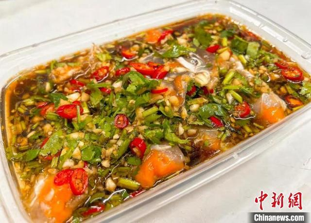 3月22日，广东省汕头市，潮汕生腌膏蟹。林大森 摄