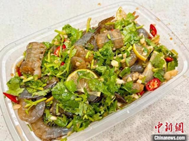 3月22日，广东省汕头市，用皮皮虾和虾搭配制作的潮汕生腌。林大森 摄