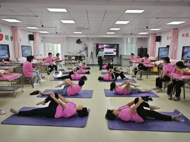 衢州保姆学院给学员上课，教授产后康复操。受访者供图